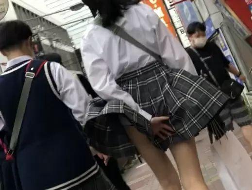 【盗撮】隠し撮り風パンチラ！暴風雨の日に制服美少女たちのスカートが捲れた瞬間を激写！のトップ画像