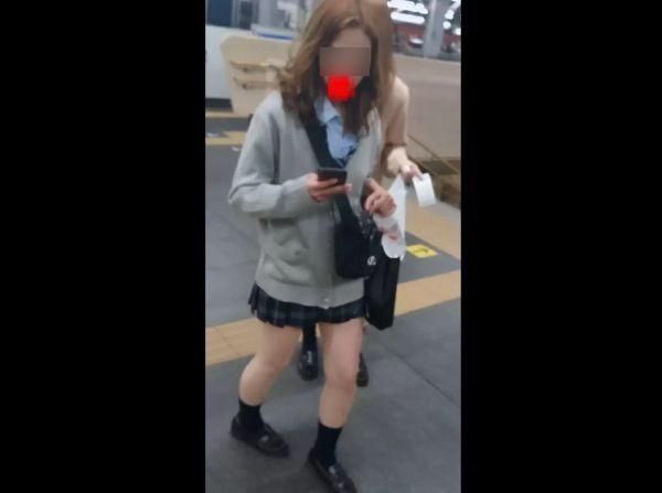 【盗撮】円光パパ活しまくってそうなヤリマン臭がするギャル美少女のJKのパンチラを新宿駅で隠し撮り！のトップ画像