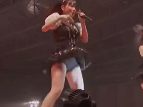 【パンチラ】北川莉央さん（モー娘）ライブで思いっきりライトアップされてパンティ魅せるサービスに爆走ｗｗｗのトップ画像