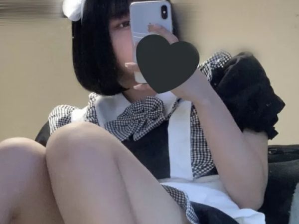 【個人撮影】コスプレ姿の裏垢女子パイパン19歳さんがむき出し無毛マンコで挿入オナニーを自撮り投稿！のトップ画像