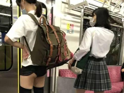 【盗撮】小さな可愛らしいお尻がプリっと露出！スカート巻き込んだまま電車に乗車してしまった少女に遭遇ｗｗｗのトップ画像