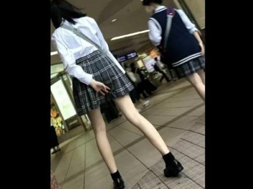 【盗撮】小枝のように細いスレンダー美脚！某繁華街の駅前で現役女子校生達の下半身からパンチラを撮影！のトップ画像