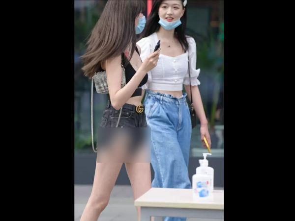 【盗撮】まさか街中で遭遇とは！モデル系美女が公衆の面前でショーパンの隙間からパンチラしまくってるｗｗｗのトップ画像